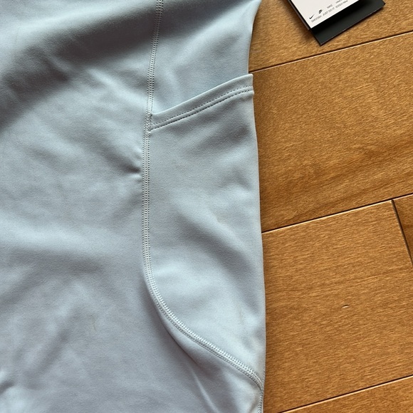 NWT Nike One 8'' Biker Shorts with Pockets - Picture 3 of 4